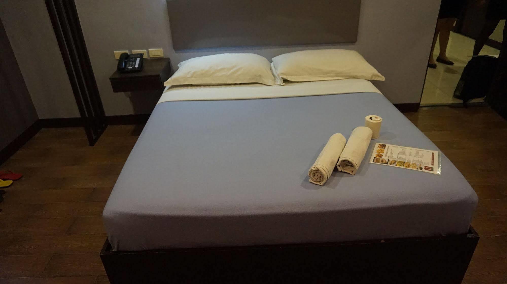Oyo 637 Fox Hotel Quezon City Kültér fotó